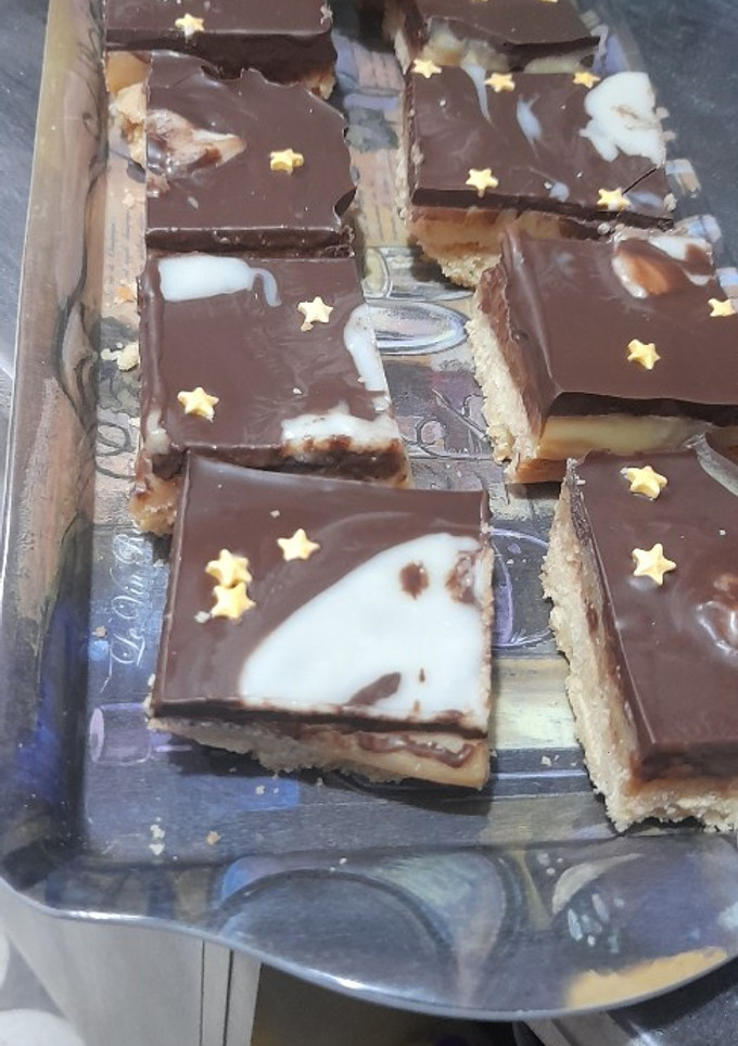 Una foto de Cuadritos de caluga y chocolate
