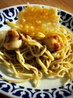 Una foto de Spaghetti con vieiras y crujiente de Parmesano