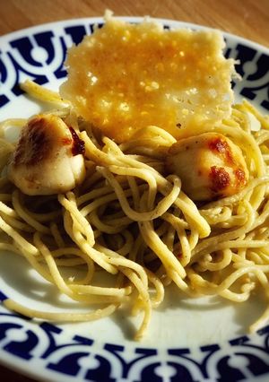 Una foto de Spaghetti con vieiras y crujiente de Parmesano