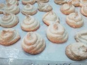 Una foto de merengue con coco