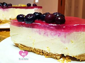 Foto principal de Cheesecake de limón con gelatina de arándanos