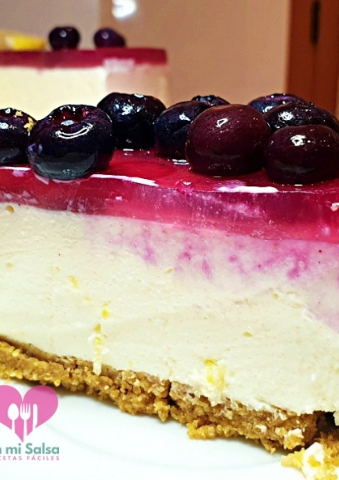 Una foto de Cheesecake de limón con gelatina de arándanos