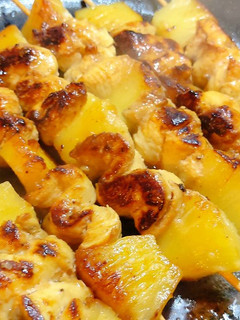 Una foto de Brochetas de pollo y piña