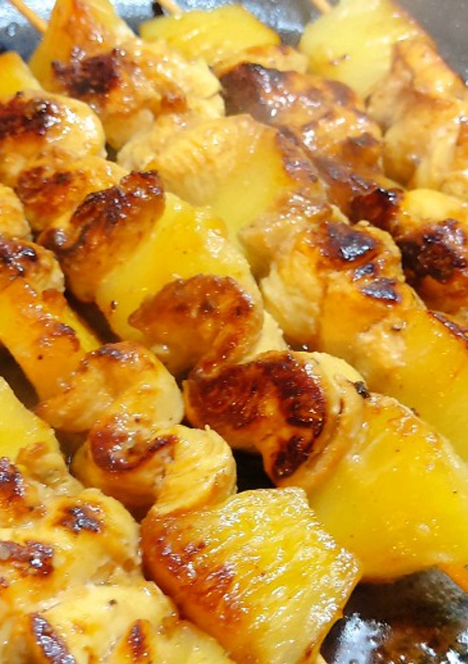 Una foto de Brochetas de pollo y piña