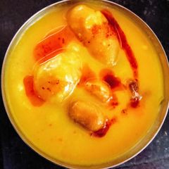 A picture of Kadhi Pakora.