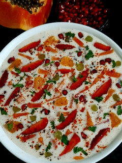 फ्रूट रायता (fruit raita recipe in hindi) रेसिपी मुख्य फोटो
