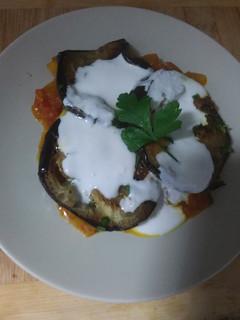 Una foto de 🍆Berenjenas con tomate🍅 y yogur, tipo afgano 🇦🇫