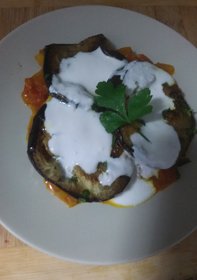 Una foto de 🍆Berenjenas con tomate🍅 y yogur, tipo afgano 🇦🇫