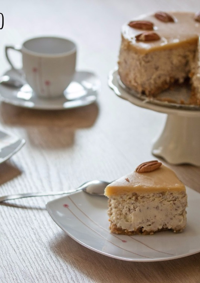 Una foto de Tarta de queso con butterscotch y nueces pacanas