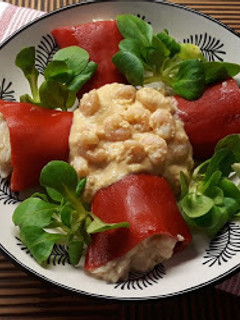 Una foto de Pimientos del piquillo rellenos de bacalao con salsa de gambas