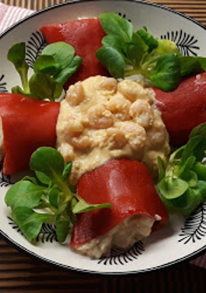 Una foto de Pimientos del piquillo rellenos de bacalao con salsa de gambas