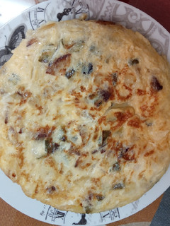 Una foto de Tortilla de patatas con pimientos