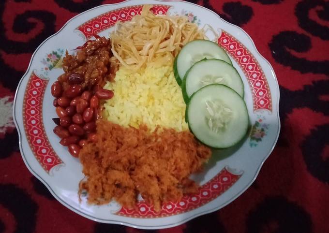 Cara Gampang Menyiapkan Nasi Kuning Anti Gagal