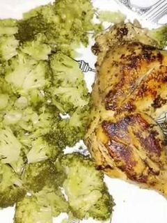 Una foto de Brócoli con pollo a la plancha