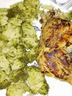 Una foto de Brócoli con pollo a la plancha