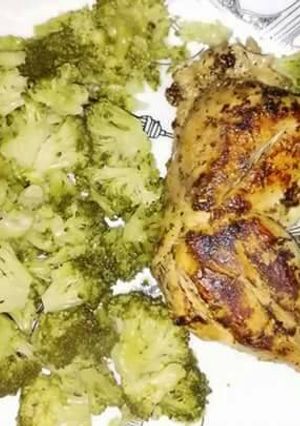Una foto de Brócoli con pollo a la plancha