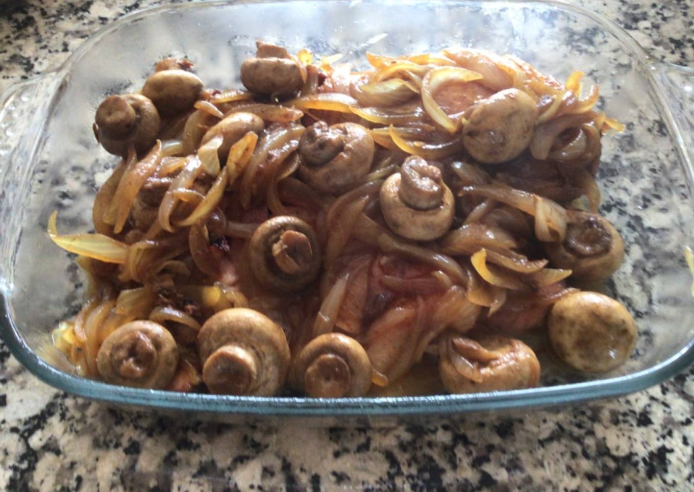 Chuletas de cerdo ahumadas con cebolla y hongos