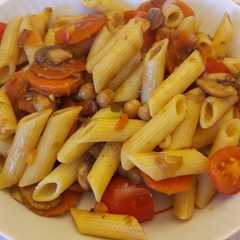 Una foto de Fideos con Salsa de Garbanzos y Cherries