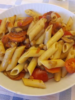 Una foto de Fideos con Salsa de Garbanzos y Cherries