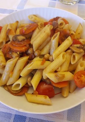 Una foto de Fideos con Salsa de Garbanzos y Cherries