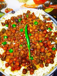 चटपटी तीखी मुरमुरे घूगनी (chatpati tikhi murmure ghugni recipe in Hindi) रेसिपी मुख्य फोटो
