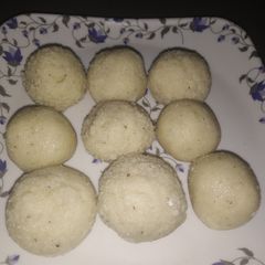 A picture of Rava Laddu.