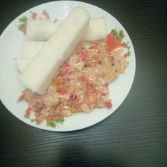 A picture of Boiled yam with egg sauce.