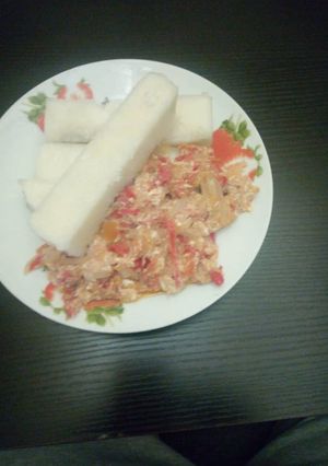 A picture of Boiled yam with egg sauce.