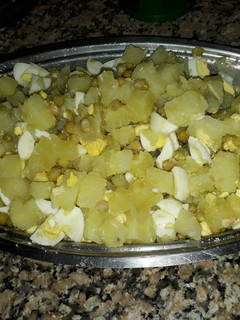 Una foto de Ensalada de papa, huevo y arvejas