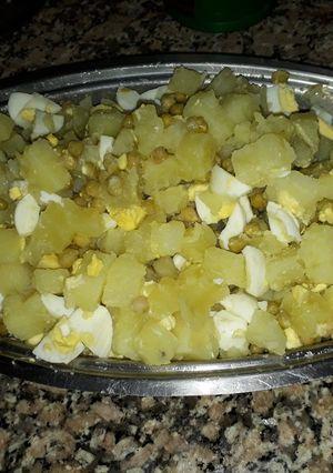 Una foto de Ensalada de papa, huevo y arvejas