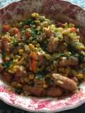 Arroz con salchichas y maíz