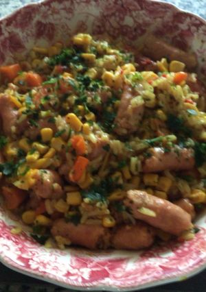 Una foto de Arroz con salchichas y maíz