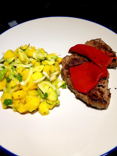 Una foto de Solomillo de ternera con ensalada de mango, aguacate y lima