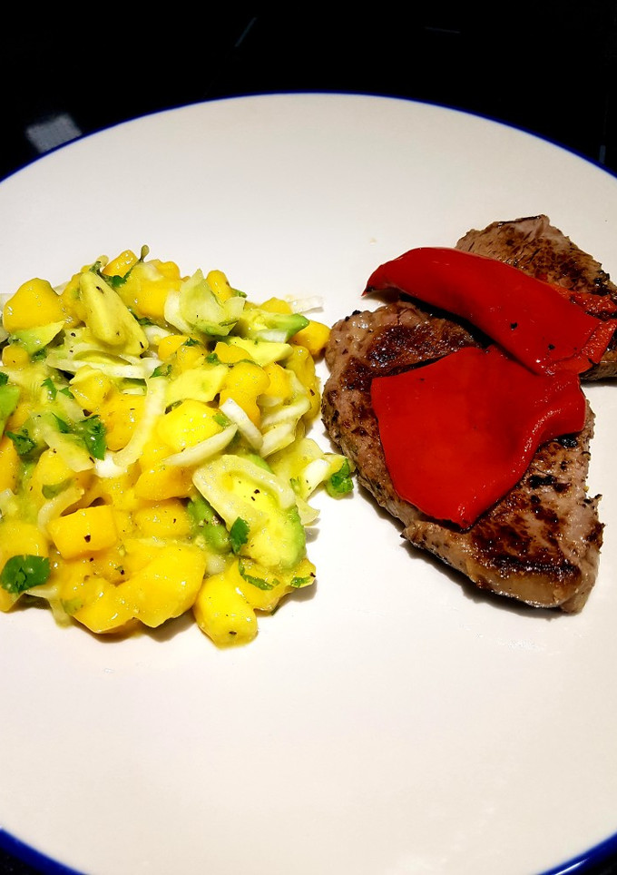 Una foto de Solomillo de ternera con ensalada de mango, aguacate y lima