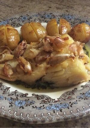 Una foto de Bacalhau ao forno e batatas ao murro