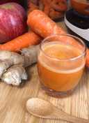 Produits pays Réunion - #RECETTE #JUS Cette semaine, créez votre propre JUS  DETOX simple et délicieux ! INGRÉDIENTS : 3 ou 4 carottes 🥕 /1 pomme rouge  🍎 / 4g de gingembre