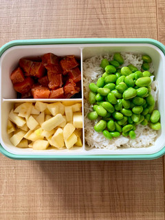 Una foto de Poke bowl de salmón en Bento box