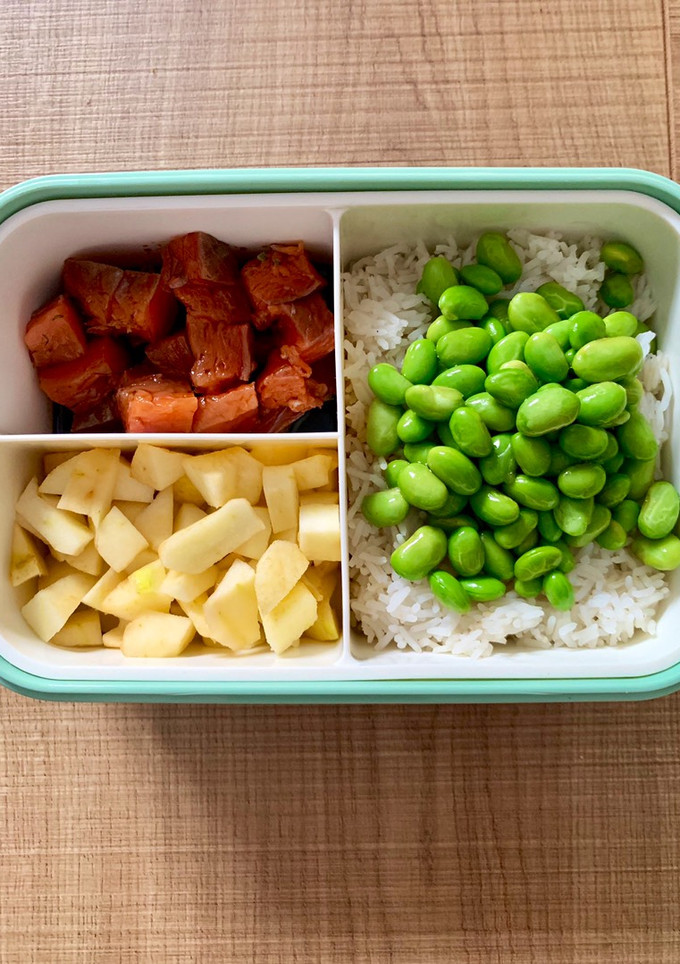 Una foto de Poke bowl de salmón en Bento box