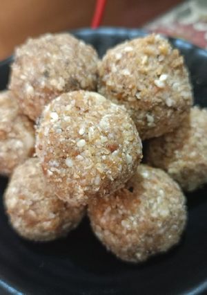 A picture of White sesame ladoo.