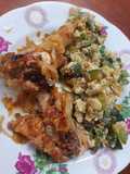 Alitas encebolladas con zapallito revuelto