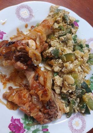 Una foto de Alitas encebolladas con zapallito revuelto
