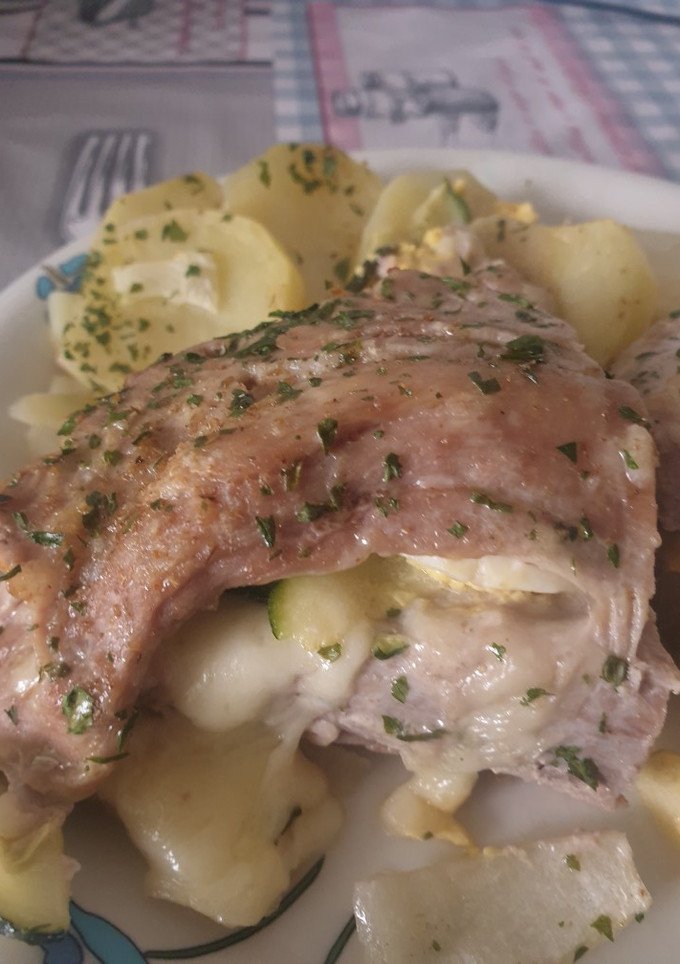 Una foto de Solomillo relleno de calabacín, provolone, huevo duro y manzana