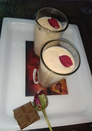 A picture of Strawberry shake with kachha mango icecream.