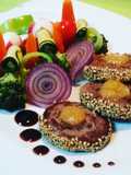 Hamburguesas de wagyu con chutney de mango y guarnición de verduras