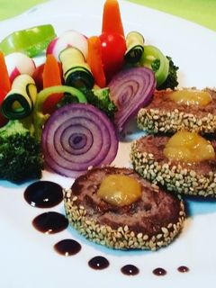 Una foto de Hamburguesas de wagyu con chutney de mango y guarnición de verduras