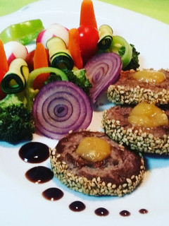 Una foto de Hamburguesas de wagyu con chutney de mango y guarnición de verduras