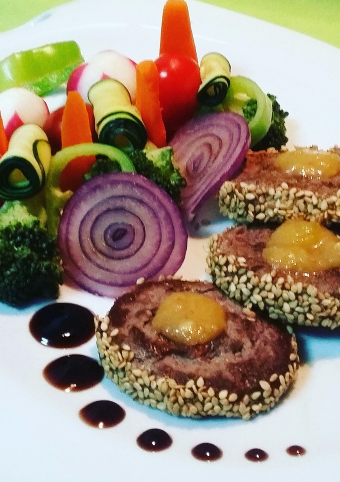 Una foto de Hamburguesas de wagyu con chutney de mango y guarnición de verduras