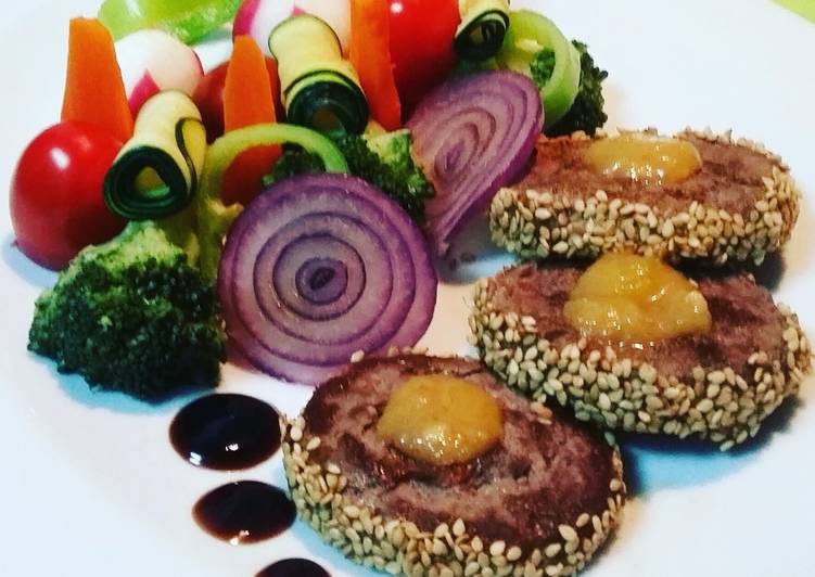Hamburguesas de wagyu con chutney de mango y guarnición de verduras