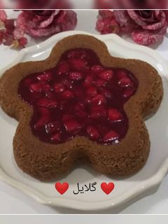عکسی از دستور کیک شکلاتی با سس توت فرنگی 😋