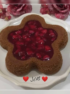عکسی از دستور کیک شکلاتی با سس توت فرنگی 😋